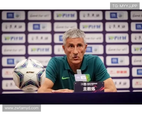 致敬，王刚庆祝足协杯冠军时背后写着：献给我们的主帅塞蒂恩